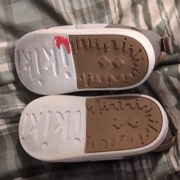 Squeaky Shoes - Picture 4 of 7